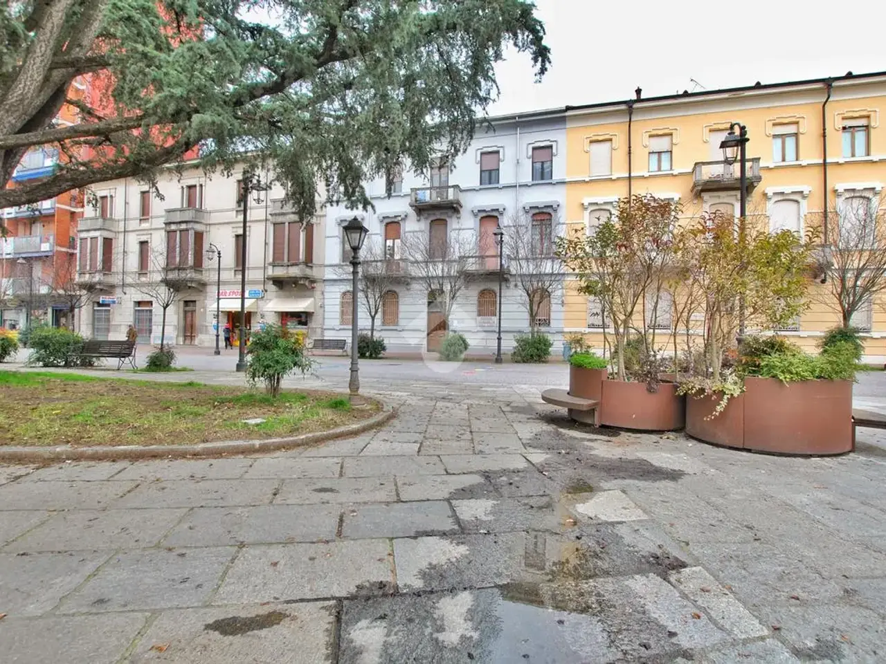Palazzina commerciale in P.Za Martiri della Libertà 9, Trino, {3} - Foto 2