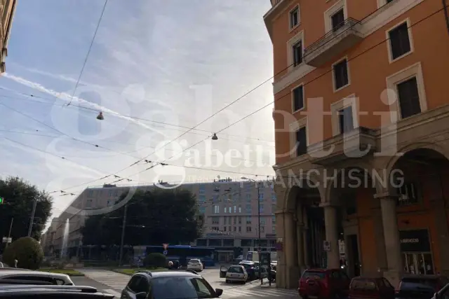 Shop in Via Don Minzoni  4, Bologna - Photo 1