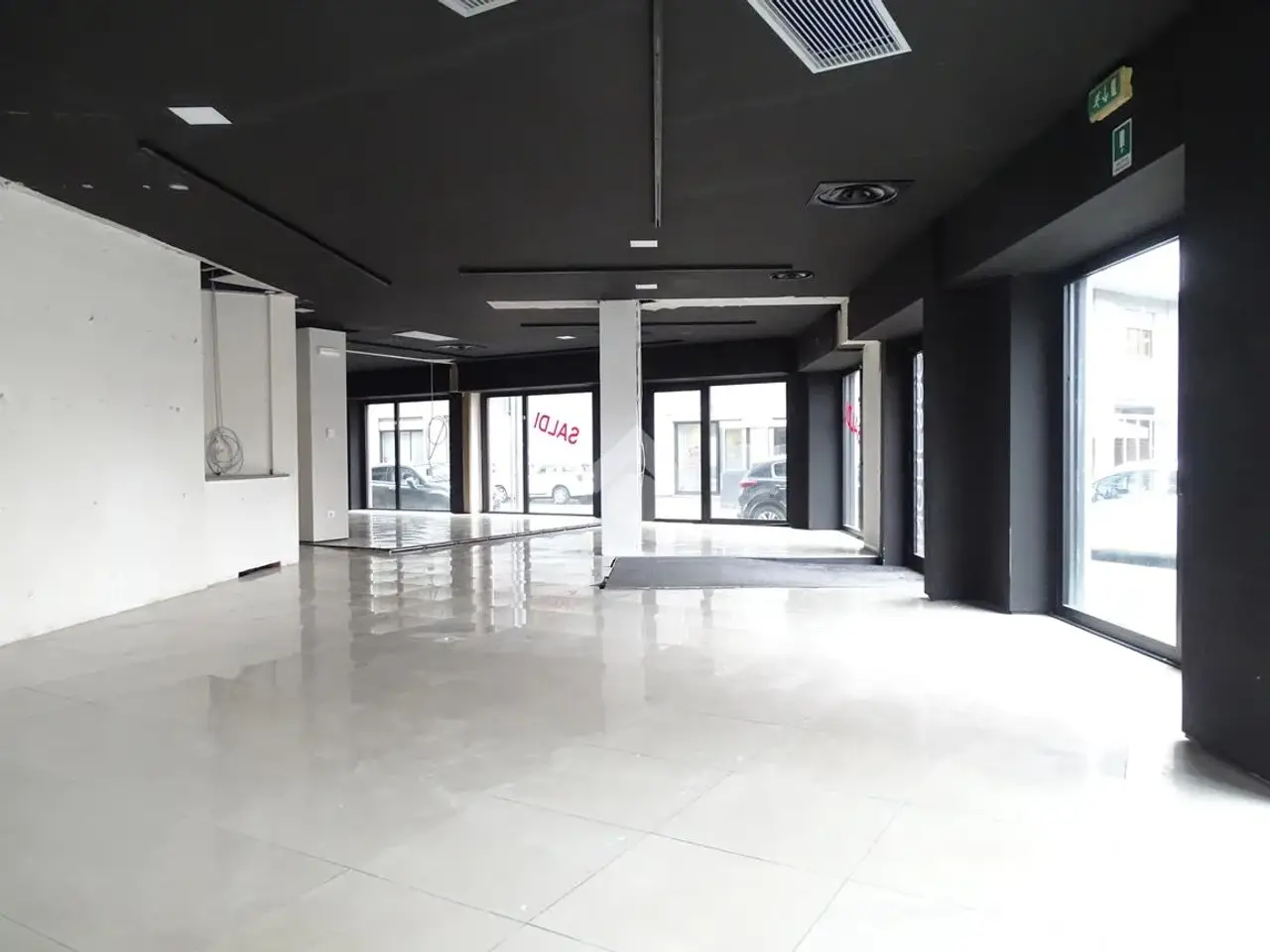 Negozio in Piazza Massimo d'Azeglio 17, Alessandria, {3} - Foto 2