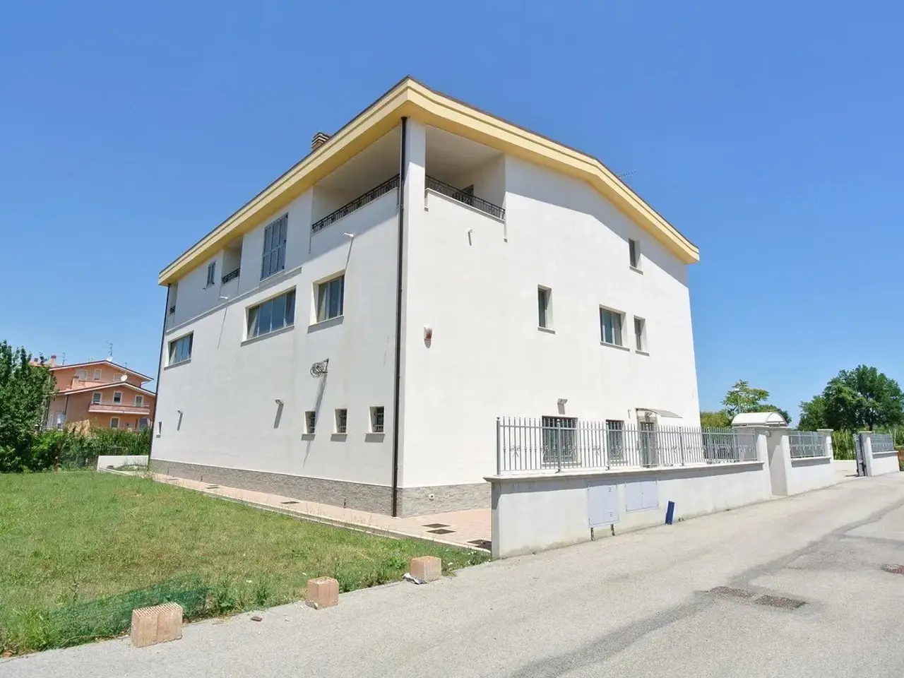 Magazzino in , Montesilvano, {3} - Foto 1