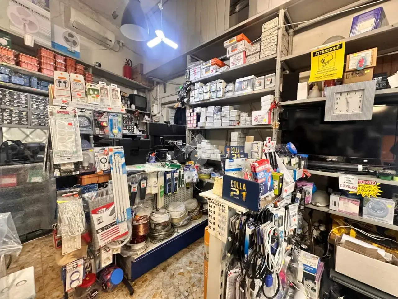 Negozio in Via di Salviano 46, Livorno, {3} - Foto 2