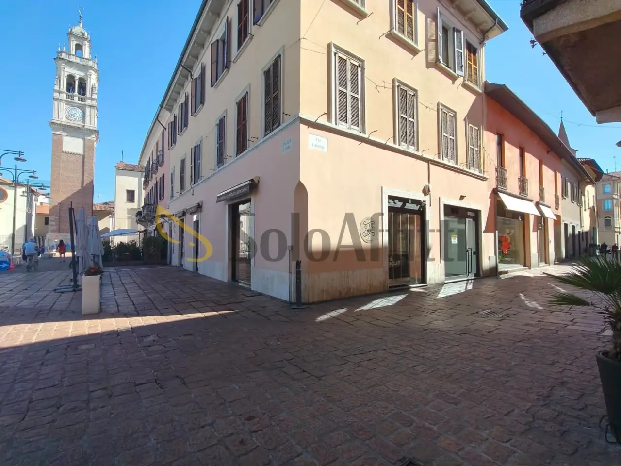 Negozio in Via Camillo Benso Cavour 1b, Busto Arsizio, {3} - Foto 1