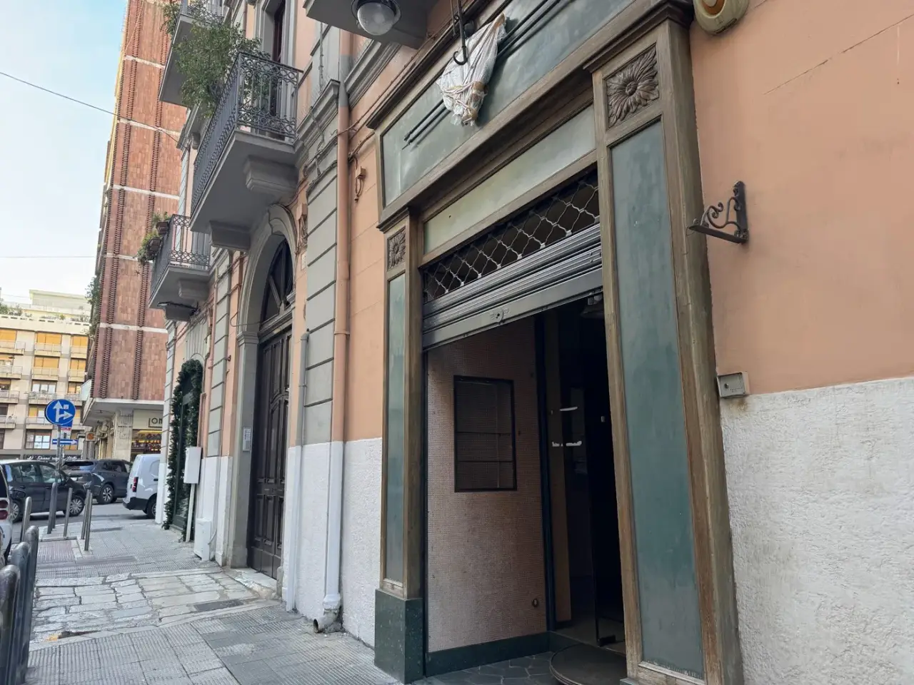 Negozio in Via Marchese di Montrone 101, Bari, {3} - Foto 2