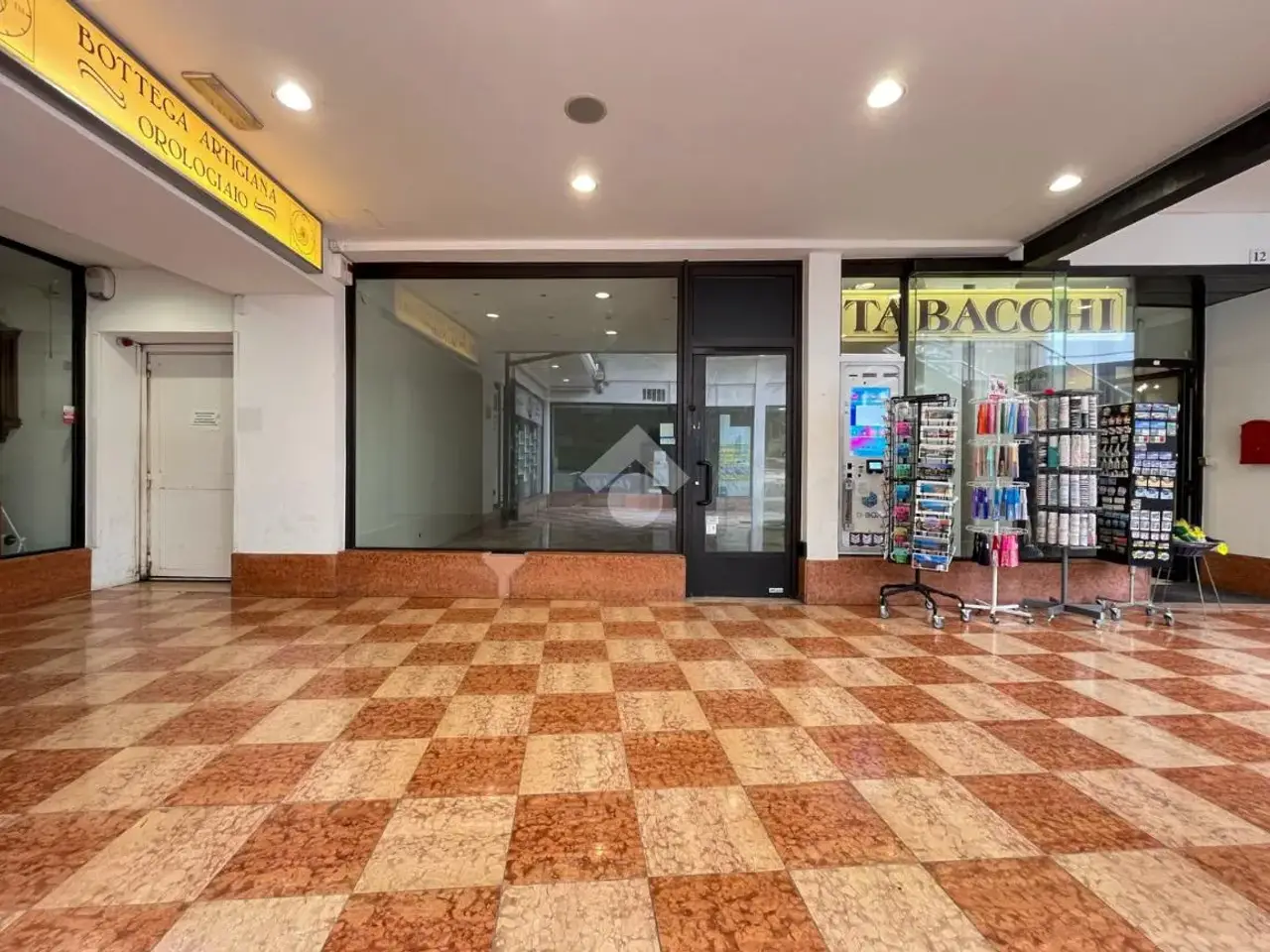 Negozio in Piazza Giacomo Matteotti 21, Desenzano del Garda, {3} - Foto 1