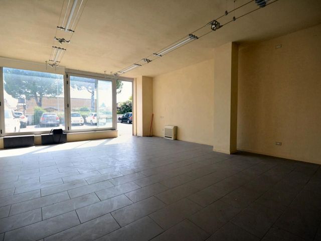 Business space in {3}, Elle Ville Prima 55100 - Photo 1