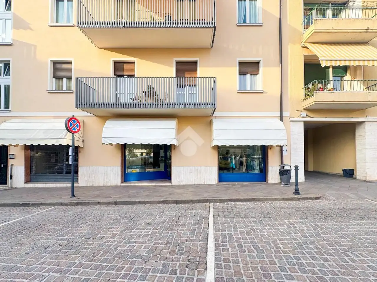 Negozio in Piazza De Medici 8, Gavardo, {3} - Foto 1