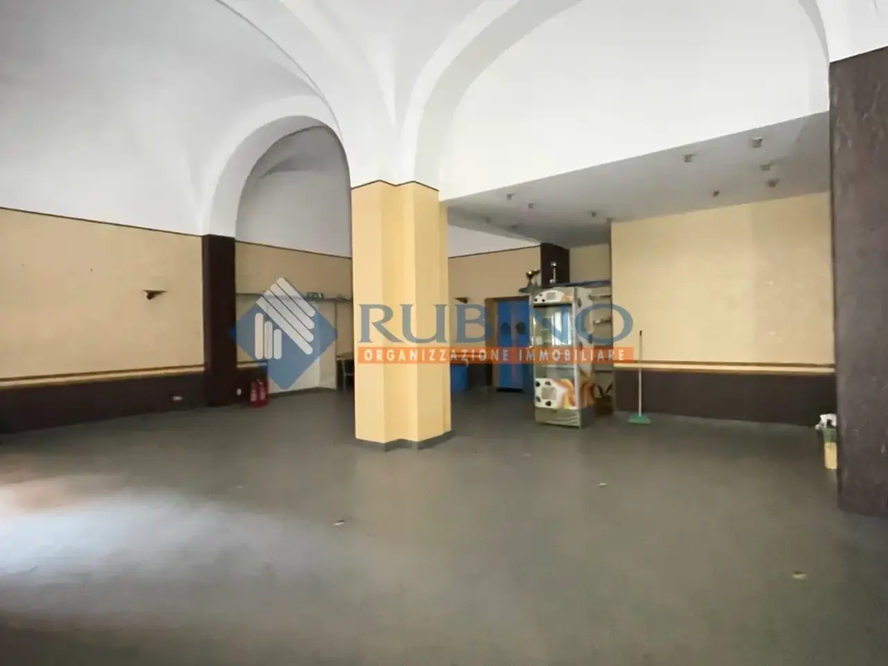Palazzina commerciale in Corso Cavour 188,190, Bari, {3} - Foto 2