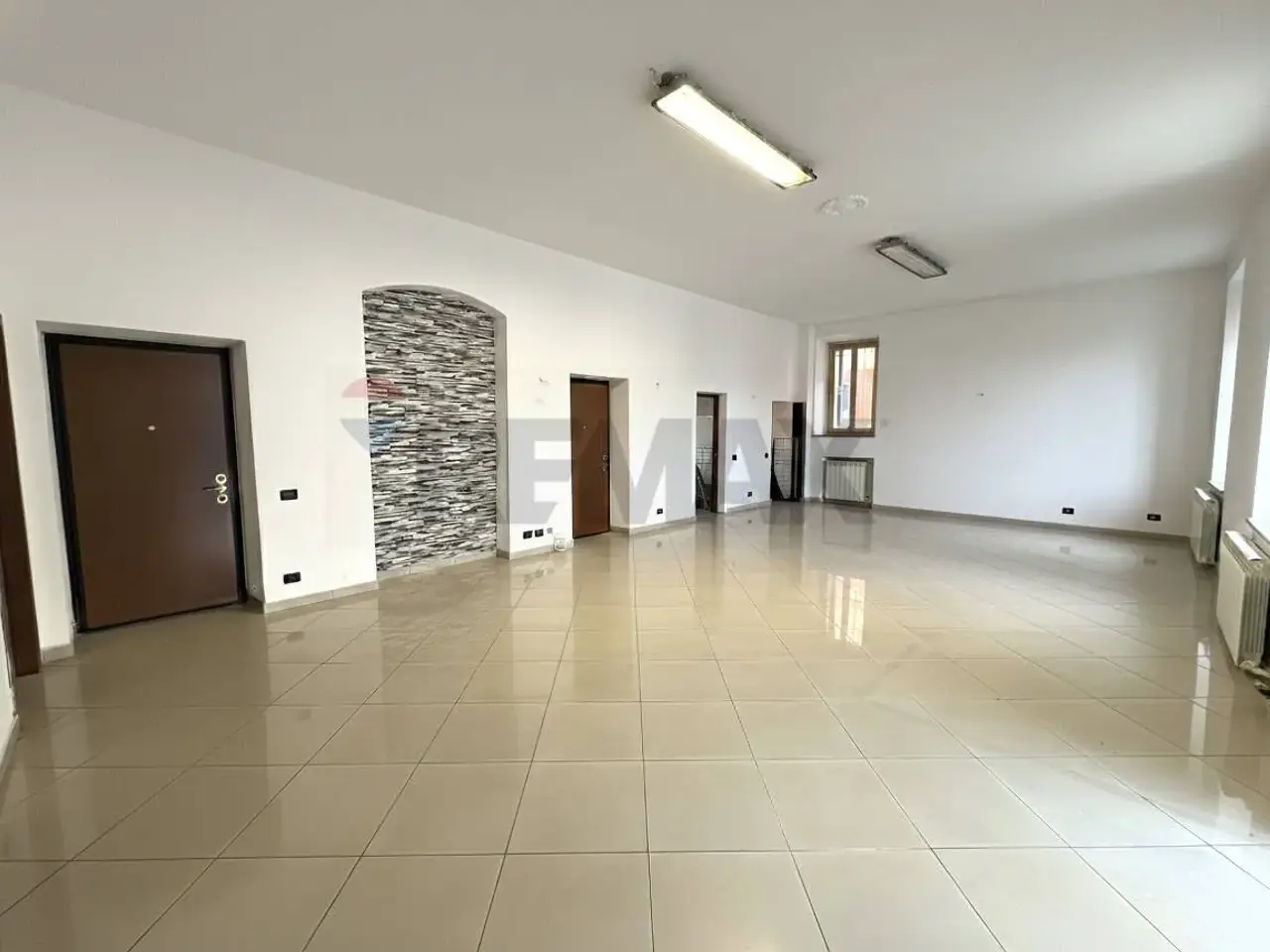 Negozio in Corso della Vittoria 147, Caronno Pertusella, {3} - Foto 2