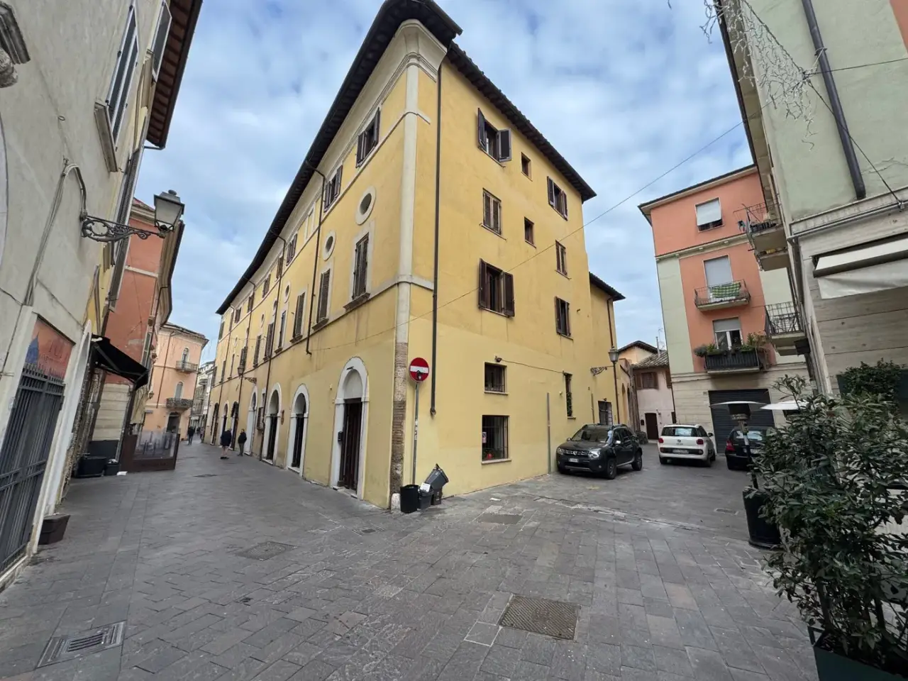 Negozio in Locale in Via Cavour 69, Terni, {3} - Foto 1