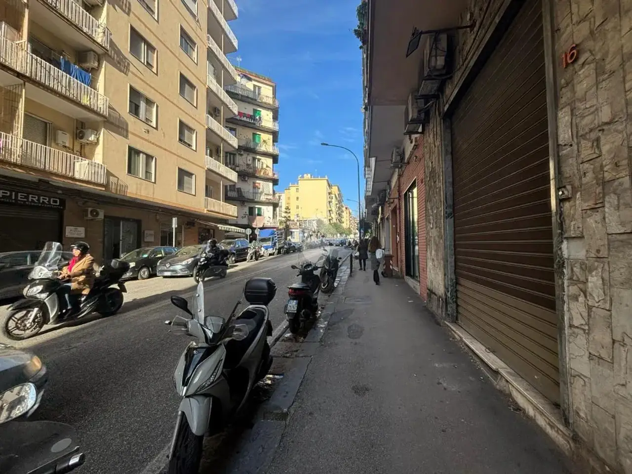 Negozio in Via Pietro Castellino 14, Napoli, {3} - Foto 1