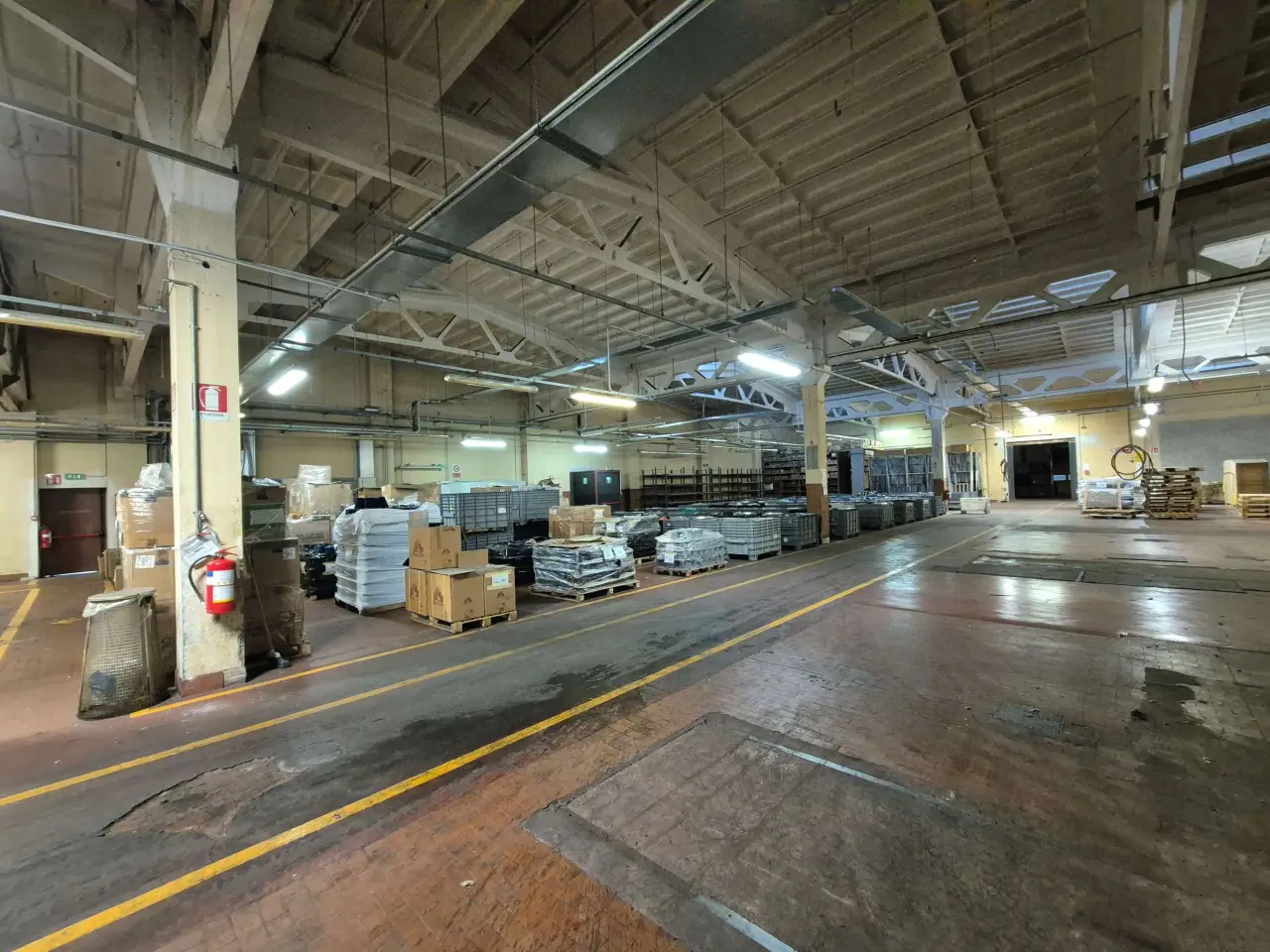 Capannone in Via per Oltrona, Lurate Caccivio, {3} - Foto 1