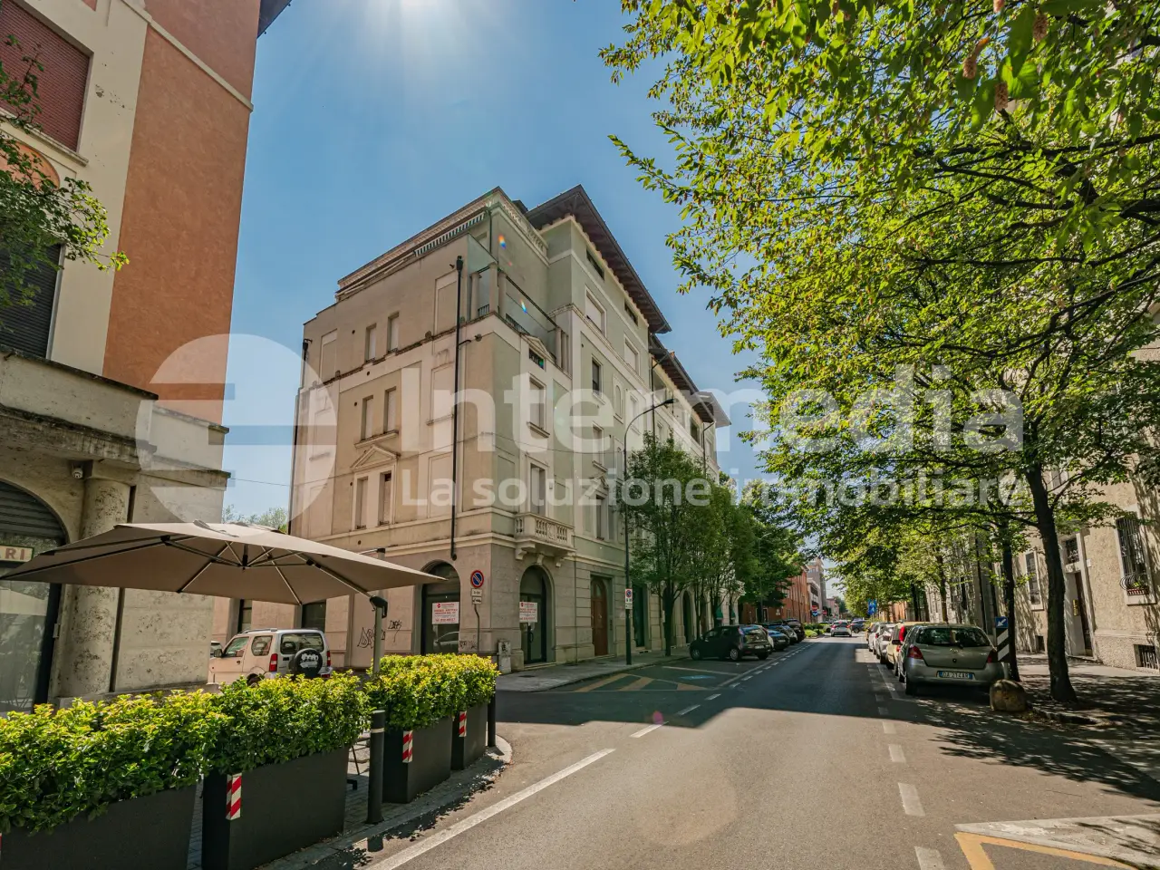 Palazzina commerciale in Via Monte Grappa 19b, Brescia, {3} - Foto 1