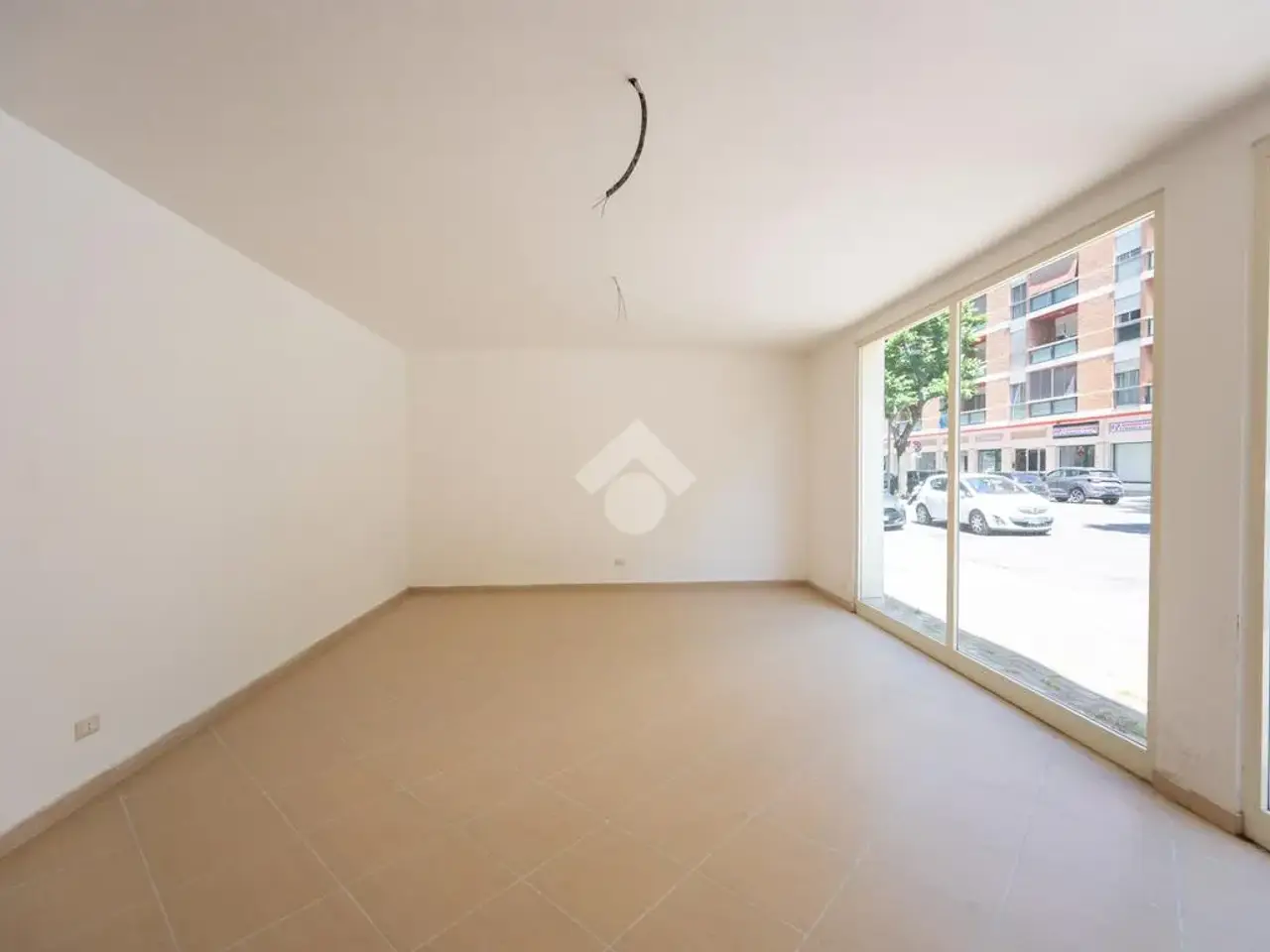 Negozio in Viale F. Petrarca 62, Latina, {3} - Foto 2