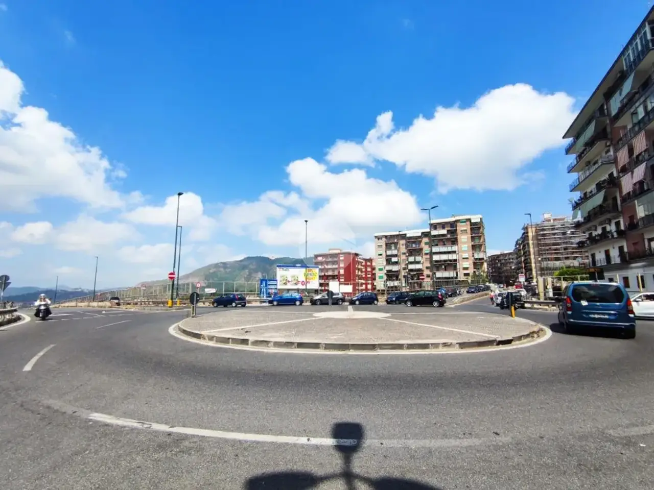 Magazzino in Via Renato Gomez De Ayala 19, Napoli, {3} - Foto 1