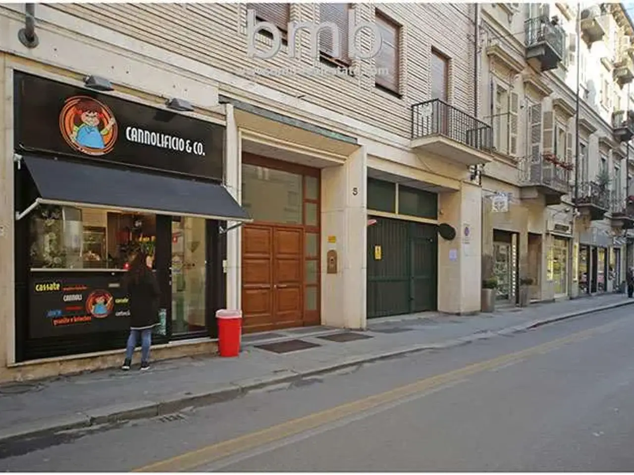 Locale commerciale in Via Cavour 5, Torino, {3} - Foto 1