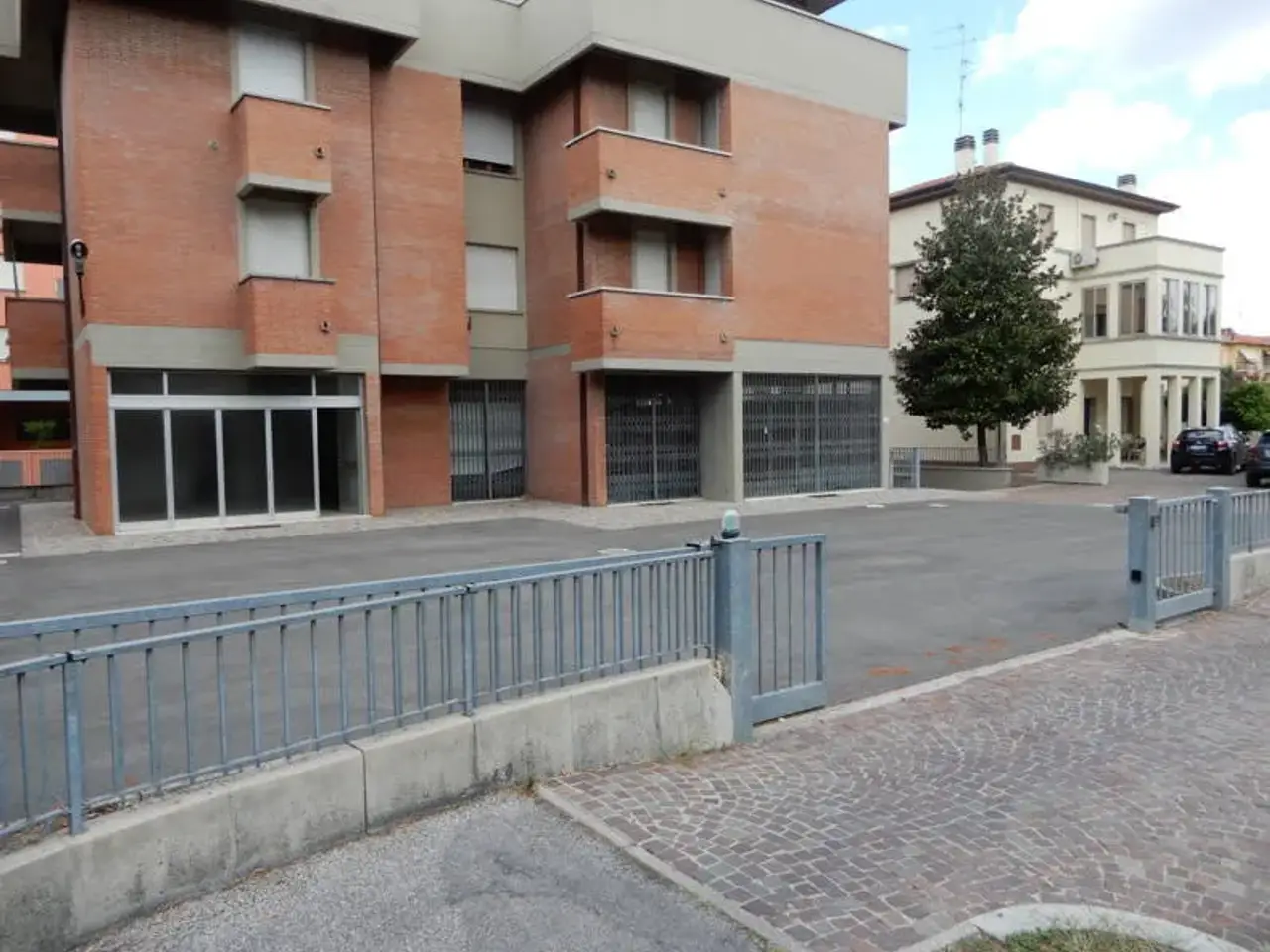 Locale commerciale in Via Amendola , Imola, Zona Ipercoop, Imola, {3} - Foto 2