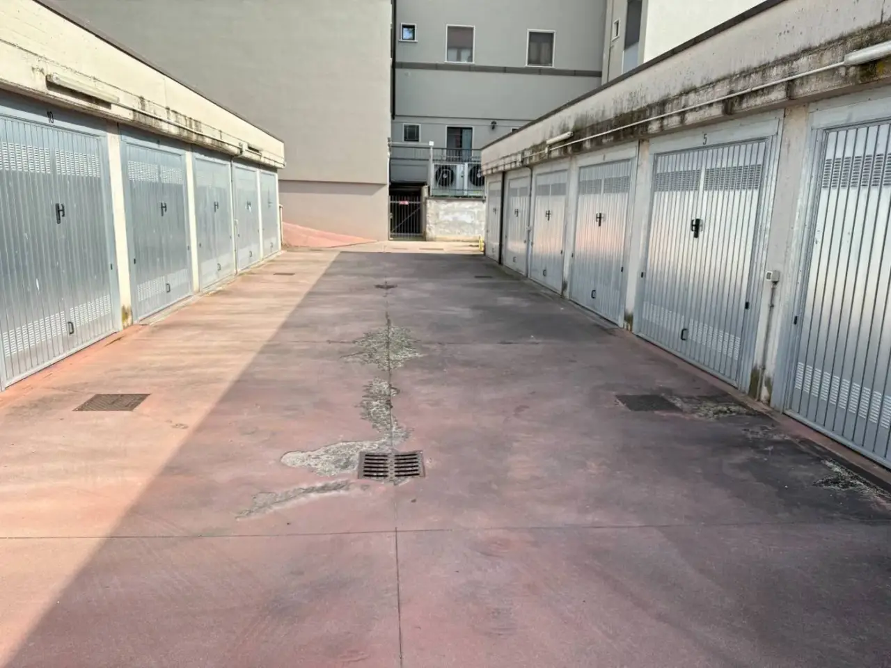 Parcheggio chiuso in Via Giacomo Matteotti, Rozzano, {3} - Foto 1