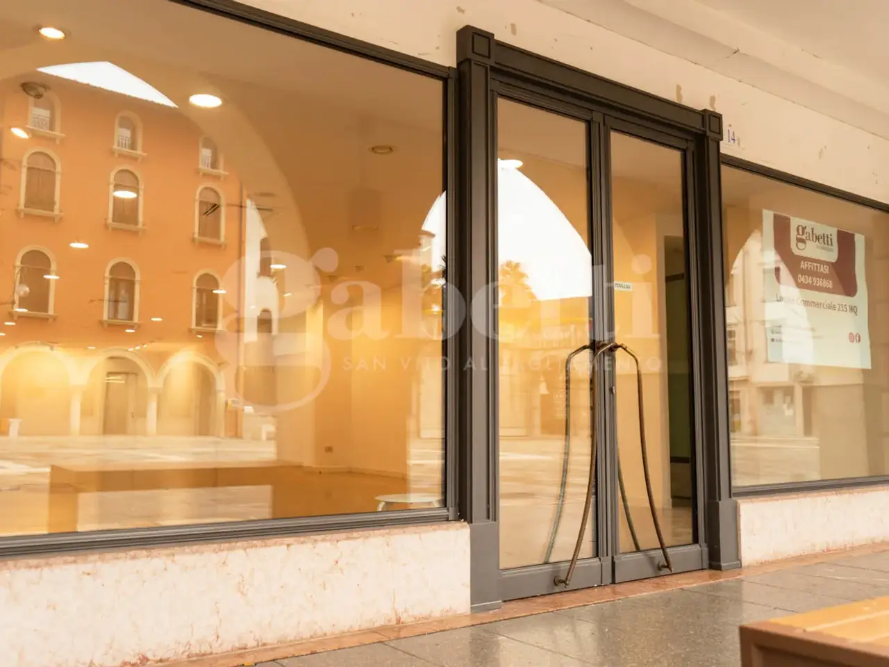 Negozio in Piazza del Popolo 14, San Vito Al Tagliamento, {3} - Foto 2