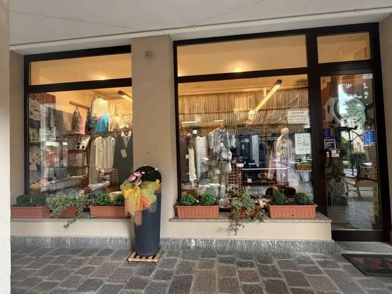 Abbigliamento in Via Antonio Gramsci  2/E, Bagnolo In Piano, {3} - Foto 1