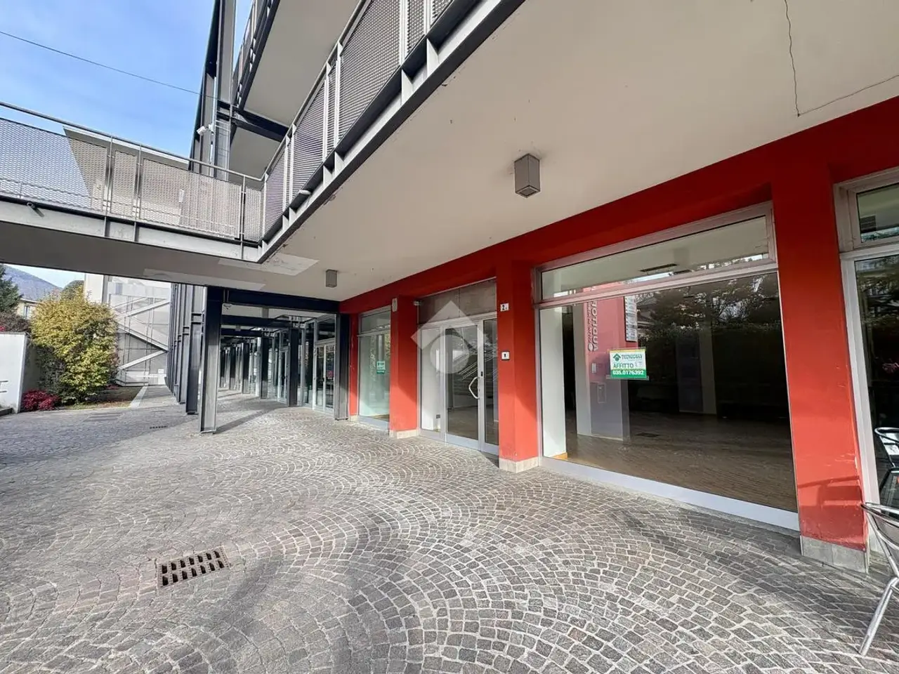 Ufficio in Viale Aldo Moro 2, Albino, {3} - Foto 1