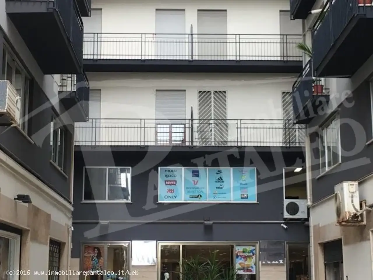 Esercizio commerciale in 
Via Roma									, 
Marsala									, Marsala, {3} - Foto 1