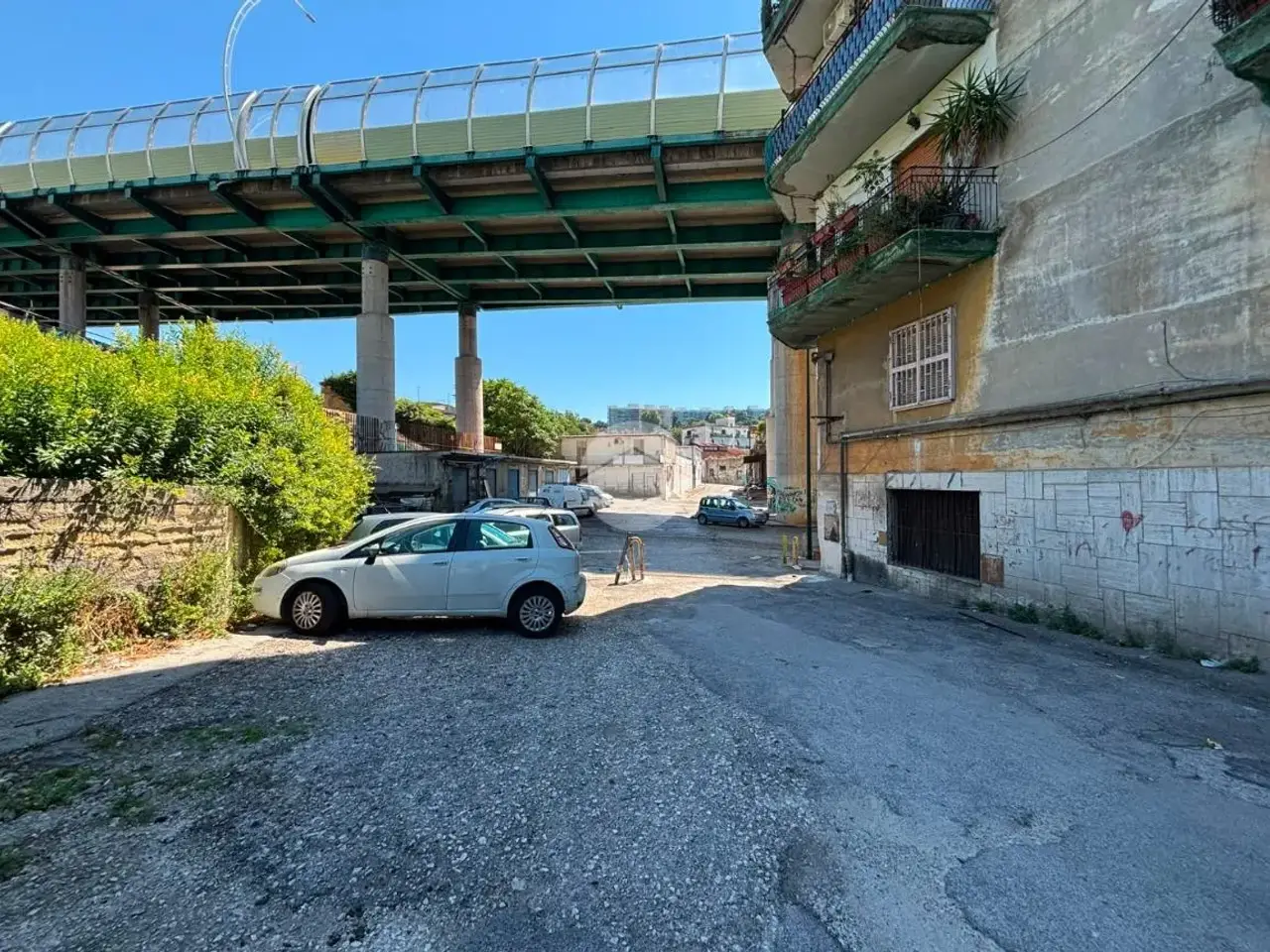 Capannone in Via Francesco Fiorentino 183, Napoli, {3} - Foto 2