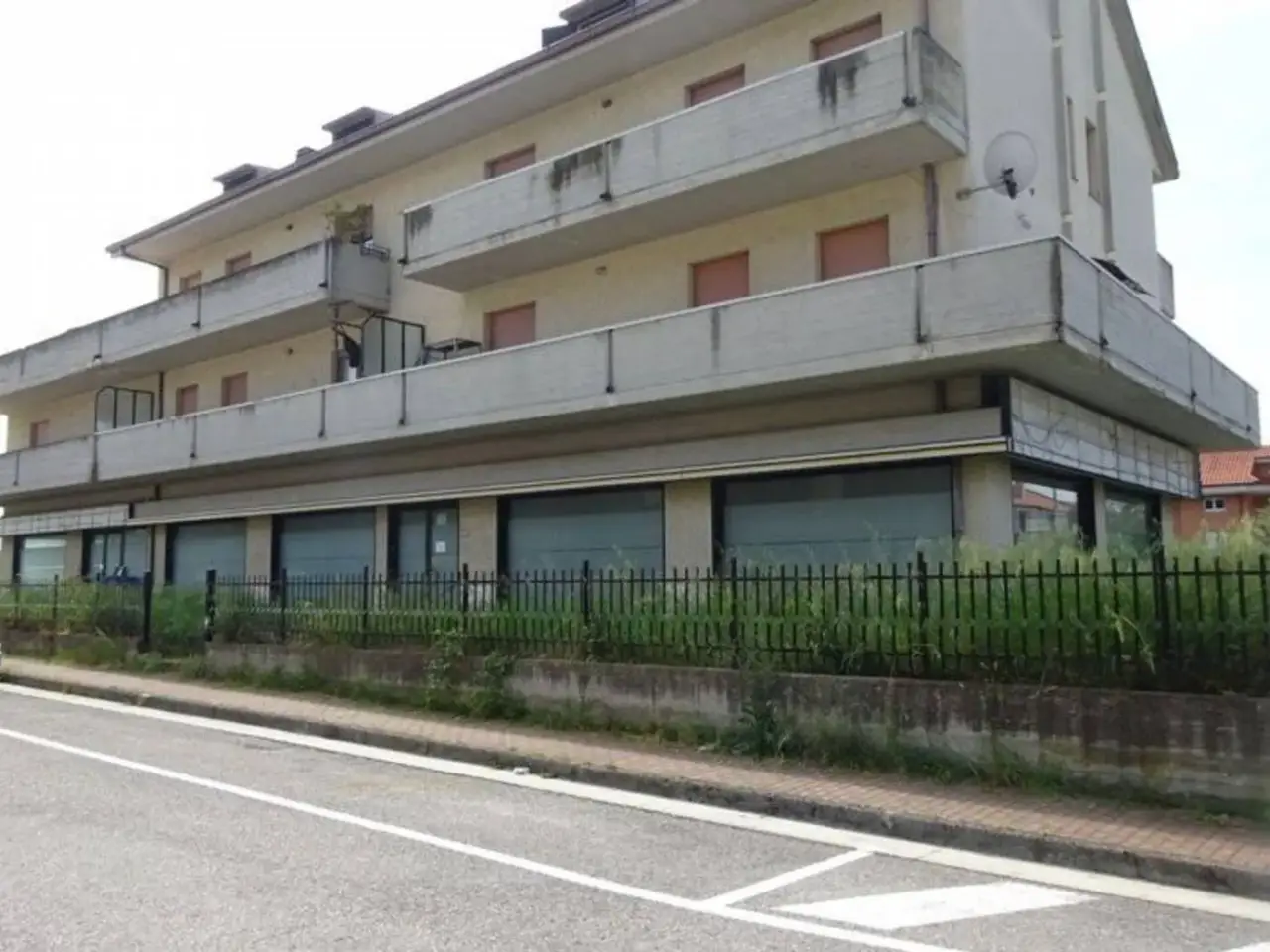 Palazzina commerciale in , Colli Del Tronto, {3} - Foto 1