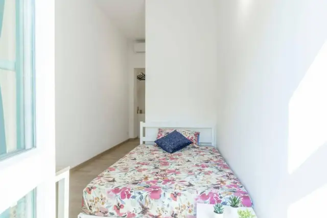 Room in {3}, Via Teodosio - Photo 1