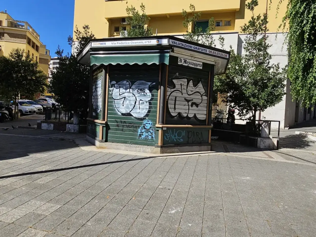 Edicola in Piazza di Donna Olimpia, Roma, {3} - Foto 1