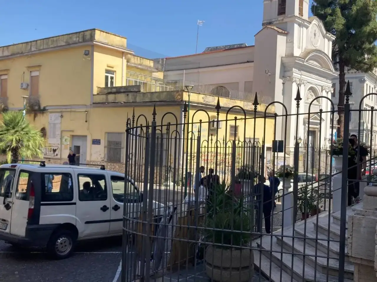 Locale commerciale in Piazza Giovanni Bernardino Tafuri 7 Napoli, Napoli, {3} - Foto 1