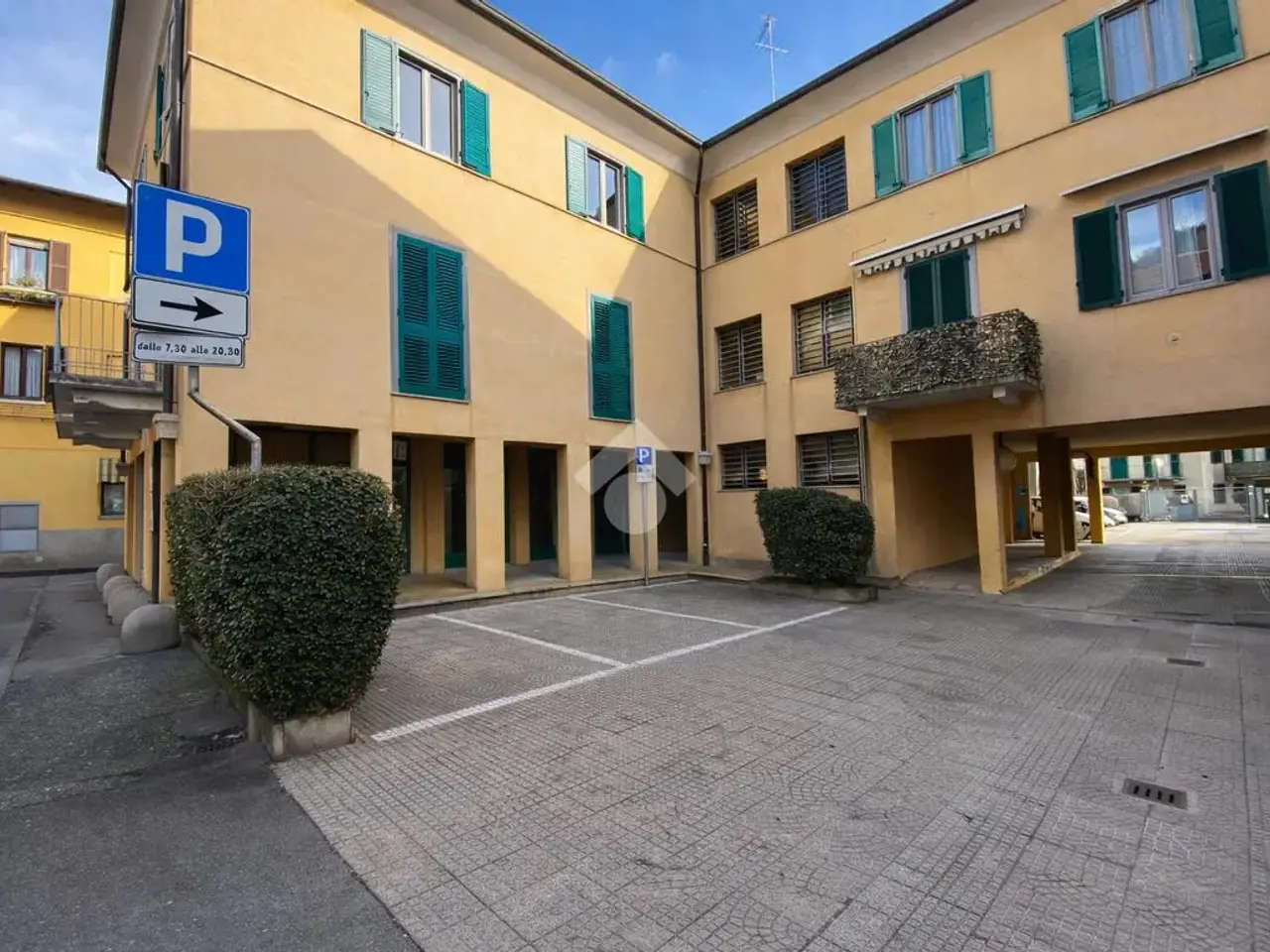 Negozio in Via Via Volta 11, Albavilla, {3} - Foto 1