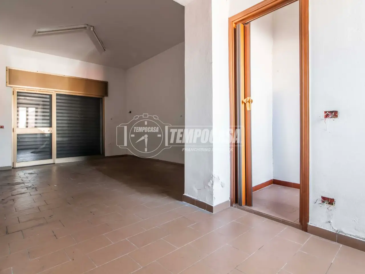 Negozio in Via Alessandro Volta 40, Gorla Minore, {3} - Foto 1