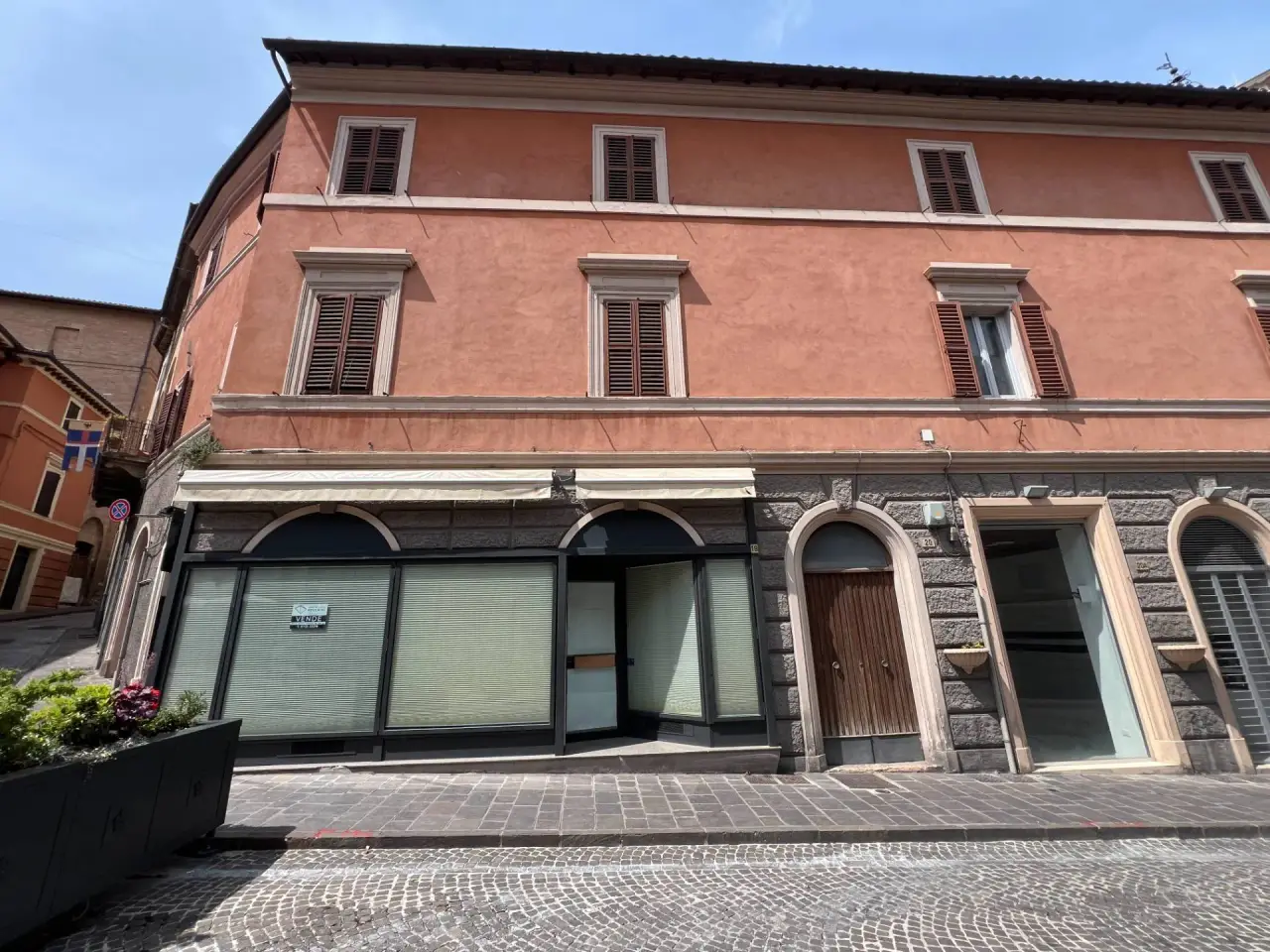 Negozio in Piazza del Comune 19, Fabriano, {3} - Foto 1
