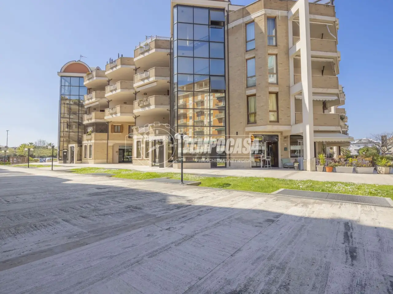 Negozio in Via Martiri delle Foibe, Civitanova Marche, {3} - Foto 1