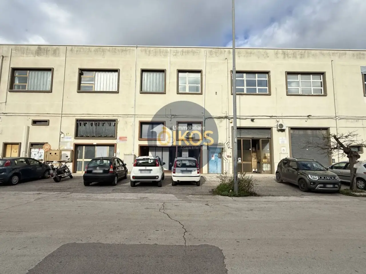 Negozio in Via Caduti di Russia 32-34, Castellana Grotte, {3} - Foto 2