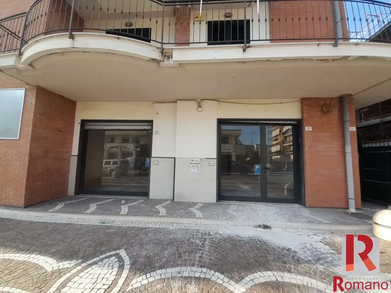 Negozio in Via Gran Bretagna 33/35, Santa Maria Capua Vetere, {3} - Foto 1