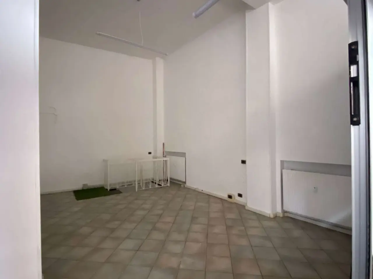 Negozio in Via Cesarea, Vigevano, {3} - Foto 1