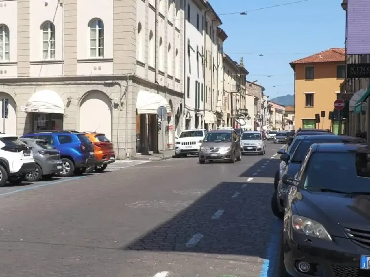 Locale commerciale in , Lucca, {3} - Foto 1