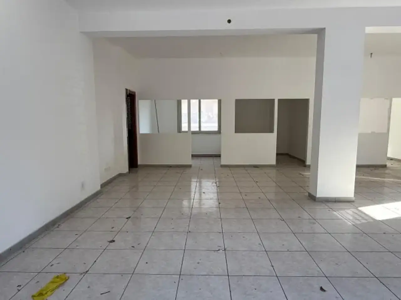 Negozio in Via Piersanti Mattarella 25, Caltanissetta, {3} - Foto 2