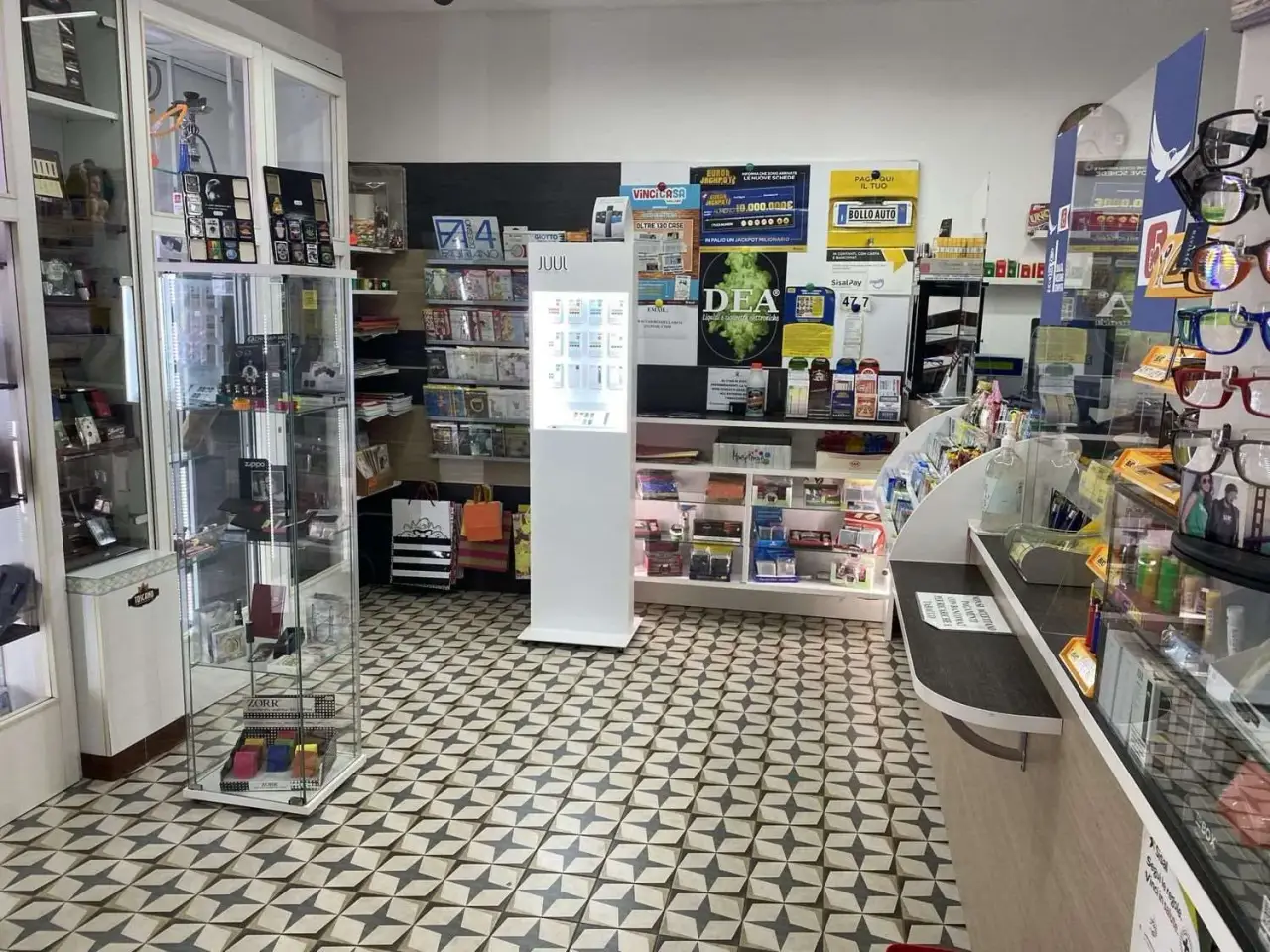 Tabaccheria in Piazza Tre Martiri 1, Rimini, {3} - Foto 2