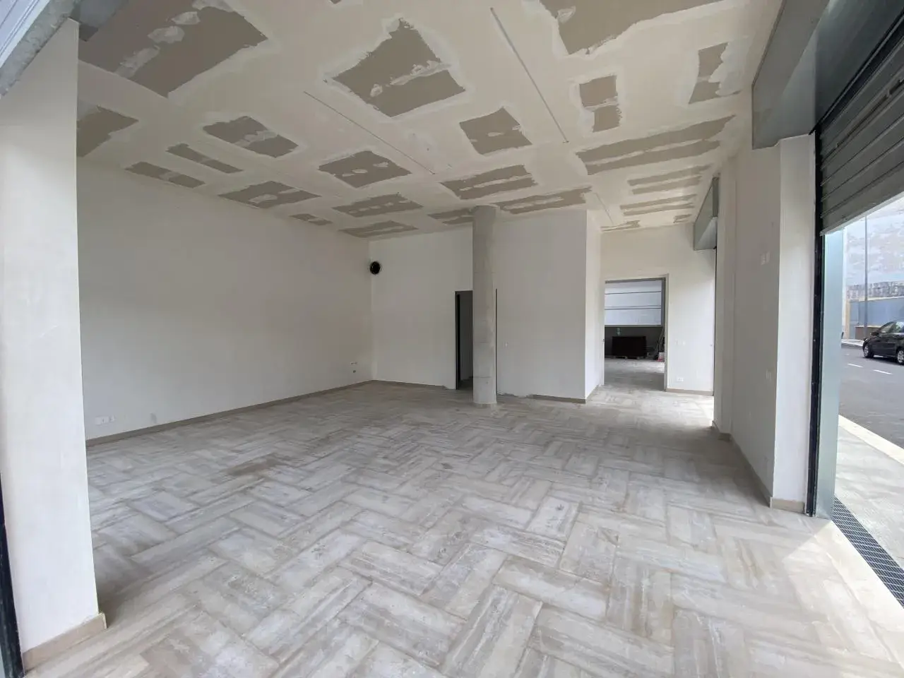 Negozio in Viale Aldo Moro, Triggiano, {3} - Foto 2