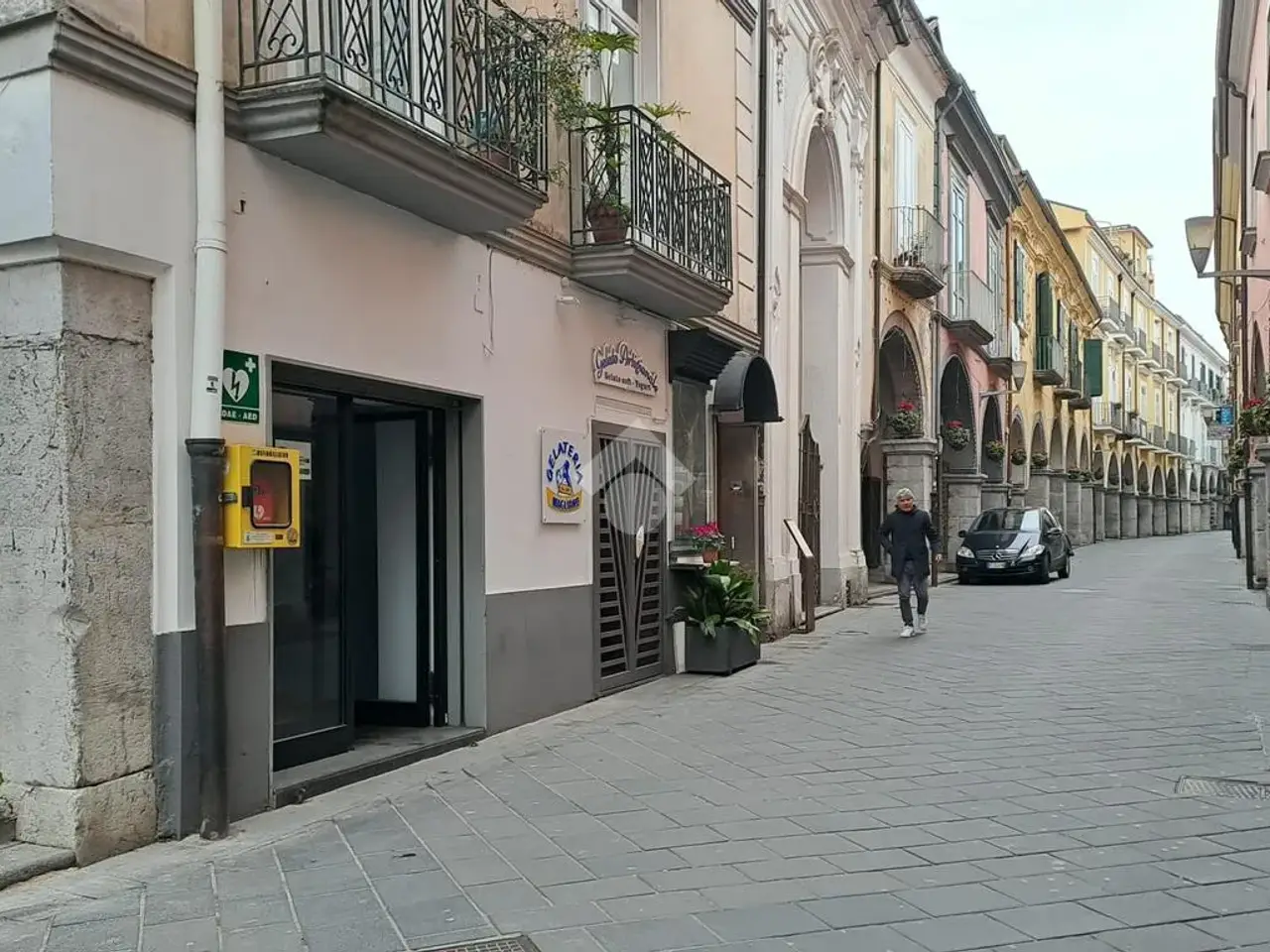 Negozio in Locale Commerciale Corso Umberto I 100, Cava De' Tirreni, {3} - Foto 2