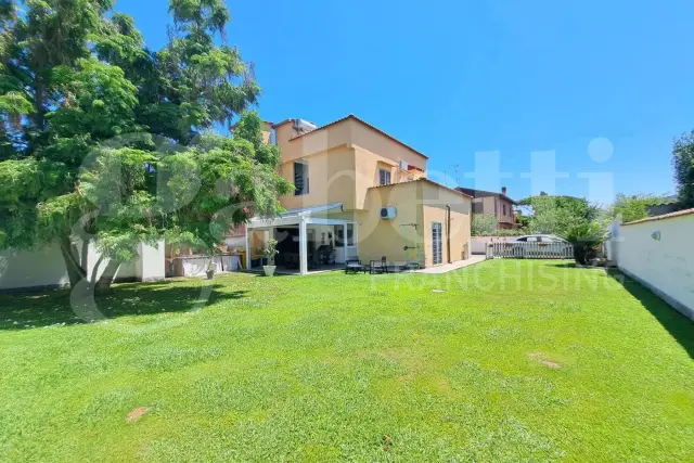 Villa bifamiliare in Via Livenza 22, Ardea - Foto 1