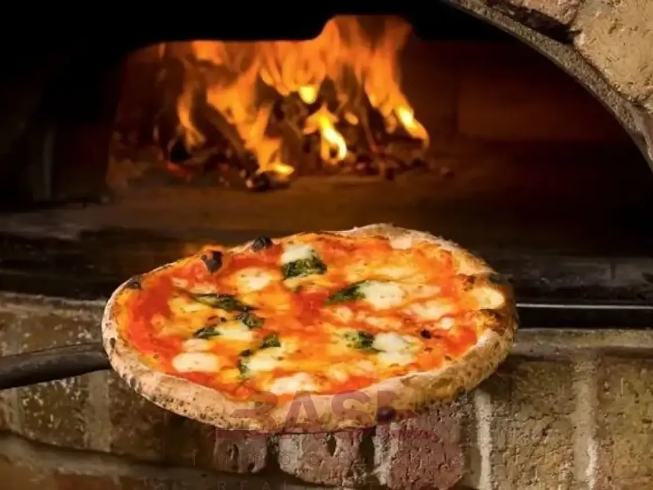 Pizzeria in Piazza della Chiesa, Cecina, {3} - Foto 2