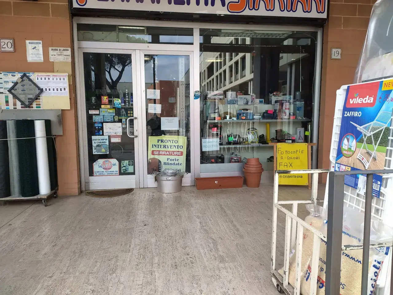 Colorificio - Ferramenta - Elettricit&agrave; in Largo Capelvenere, Roma, {3} - Foto 1