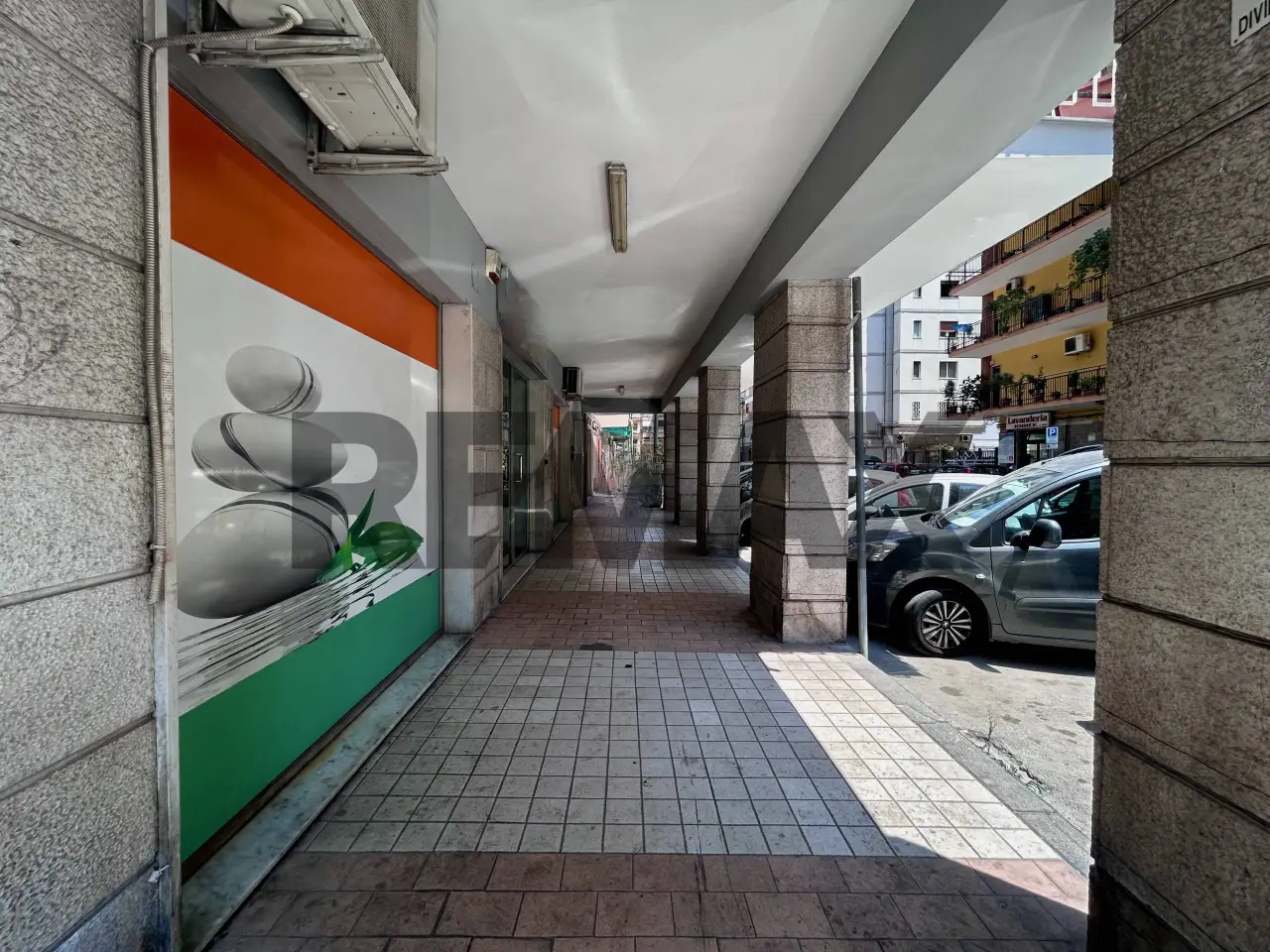 Negozio in Via Adolfo Omodeo 106, Napoli, {3} - Foto 1