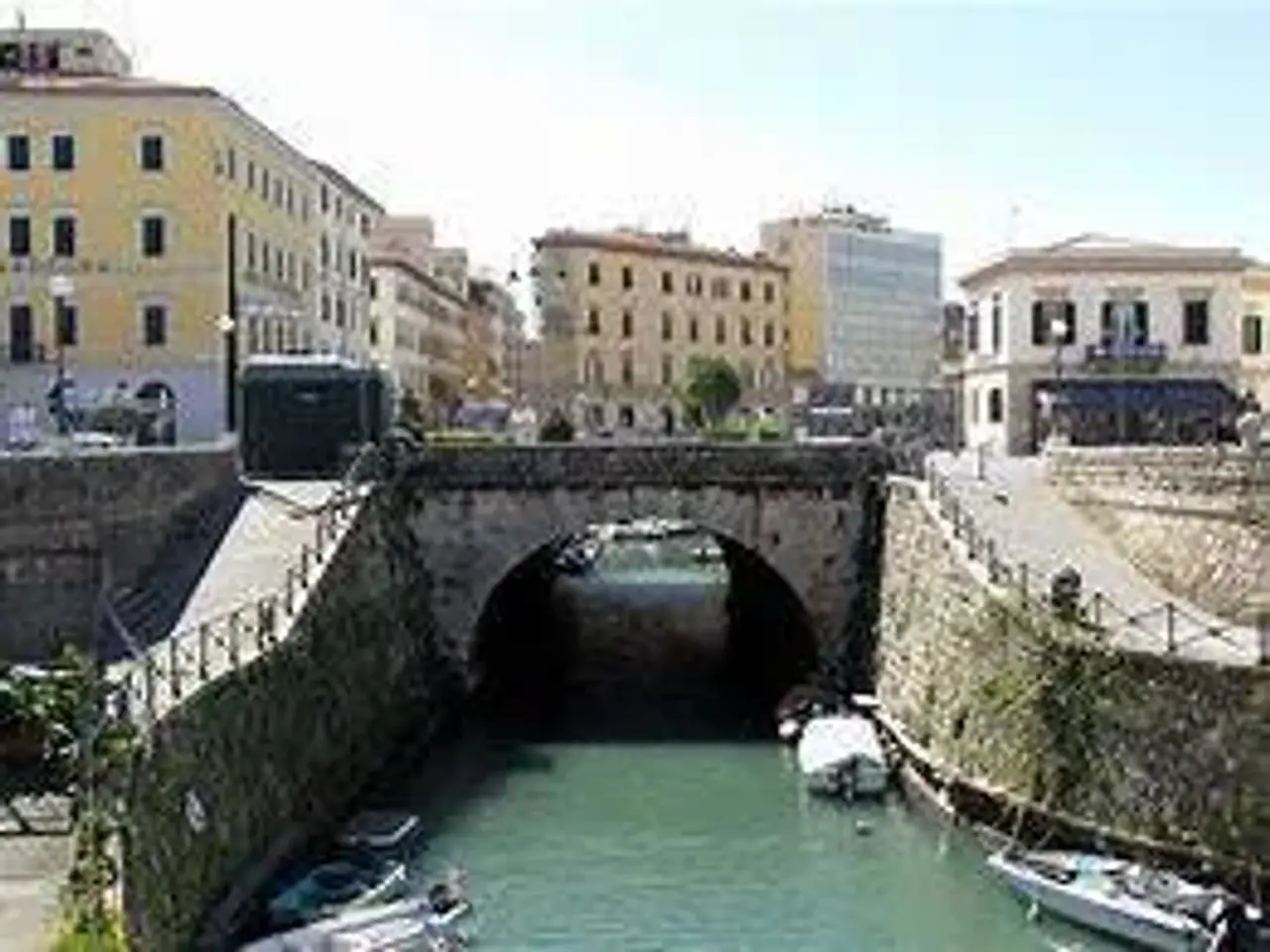 Esercizio commerciale in Piazza Cavour, Livorno, {3} - Foto 2