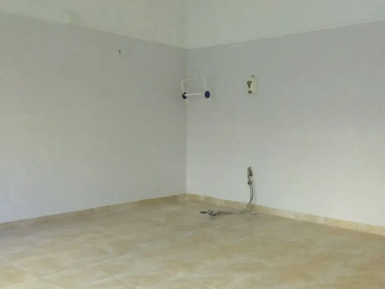 Esercizio commerciale in Via Buontalenti 17, Livorno, {3} - Foto 1