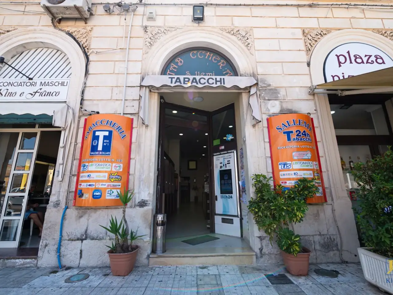 Locale commerciale in Piazza del Popolo 42, Vittoria, {3} - Foto 1