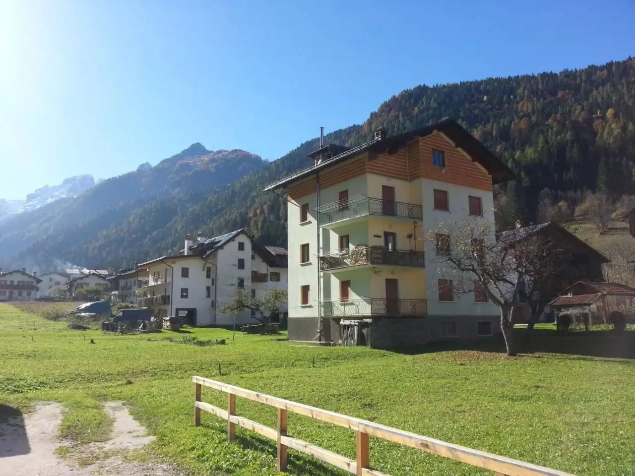 Locale commerciale in Strada Provinciale del Passo di San Pellegrino, Falcade, Falcade, {3} - Foto 1